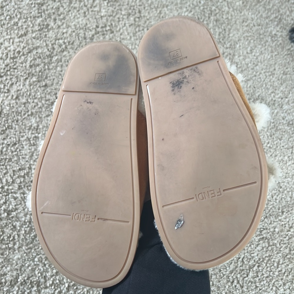 Fendi Feel Sherpa Sandals - Picture 2 of 2